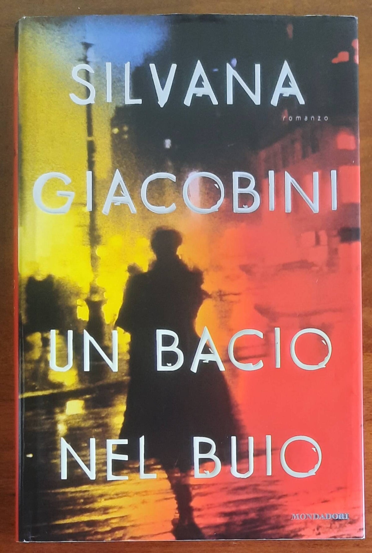 Un bacio nel buio - di Silvana Giacobini - Mondadori