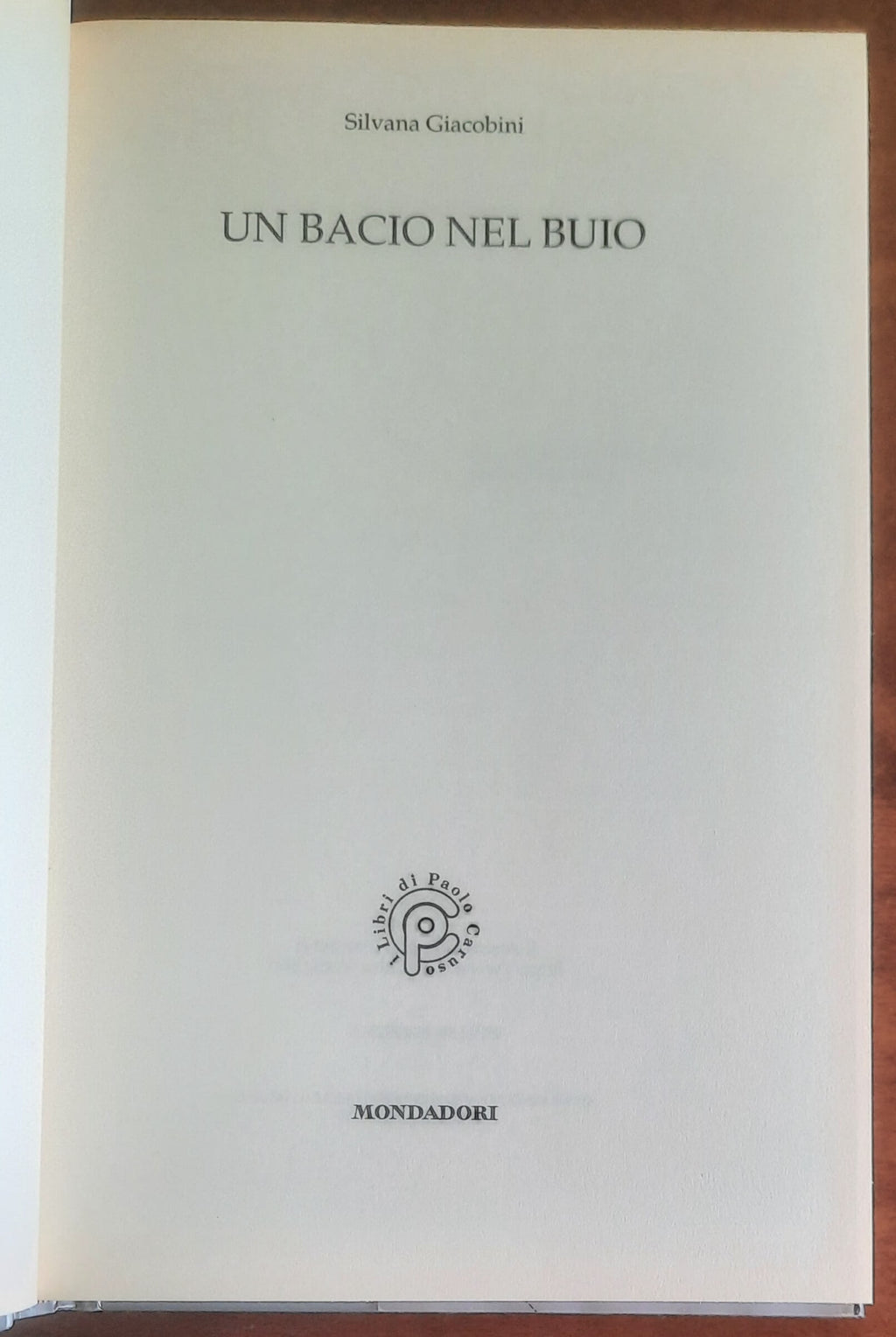 Un bacio nel buio - di Silvana Giacobini - Mondadori