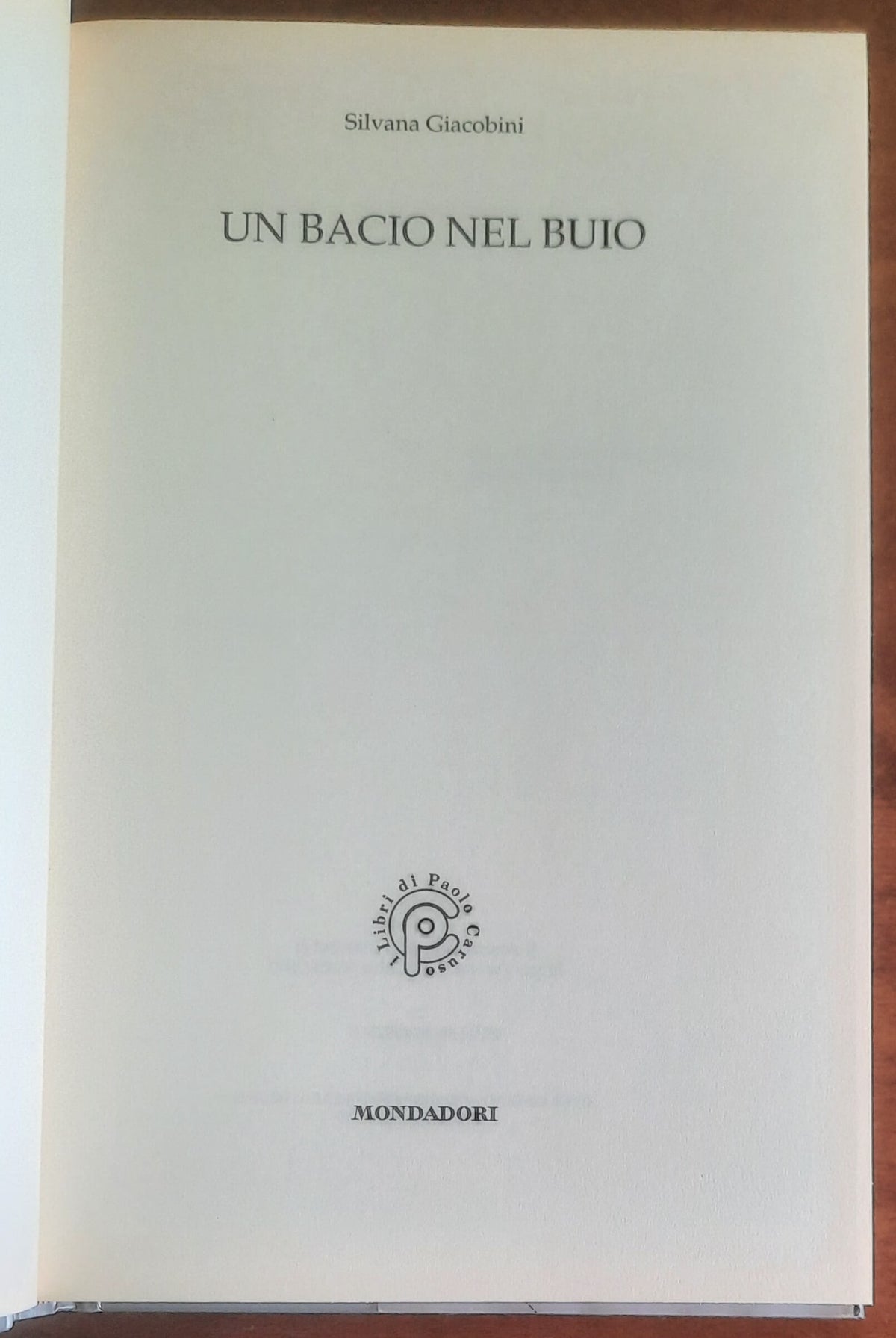 Un bacio nel buio - di Silvana Giacobini - Mondadori