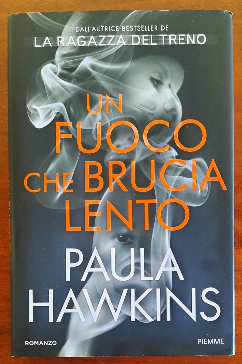 Un fuoco che brucia lento - di Paula Hawkins