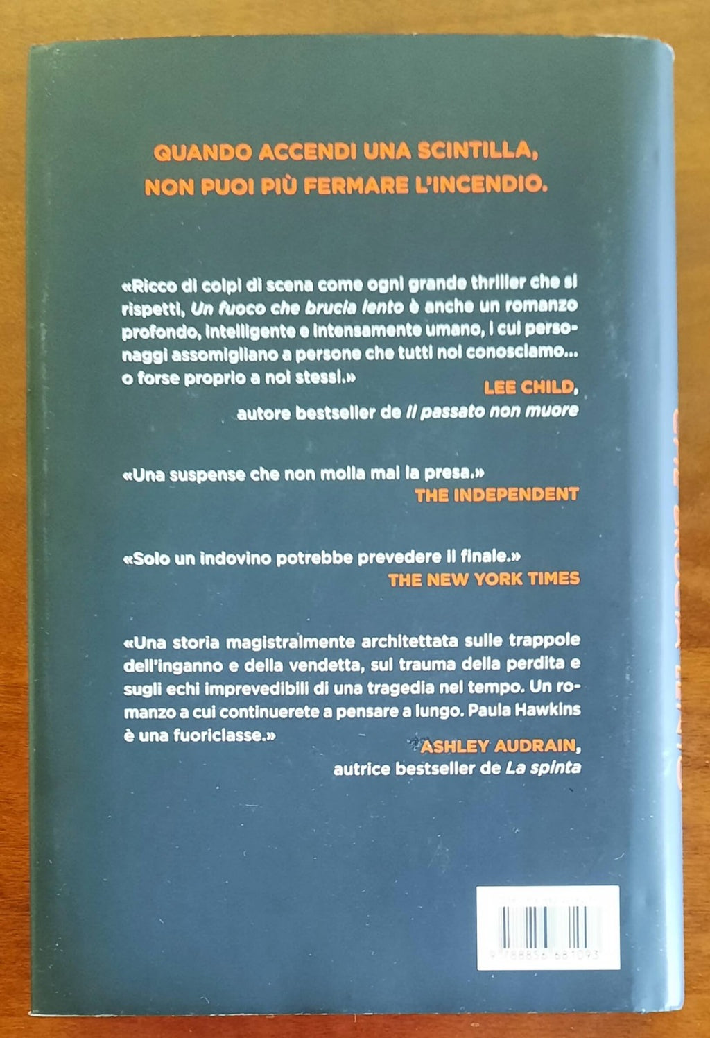 Un fuoco che brucia lento - di Paula Hawkins