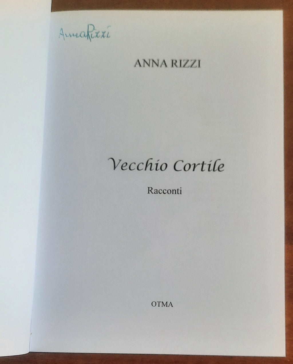 Vecchio Cortile. Racconti - di Anna Rizzi