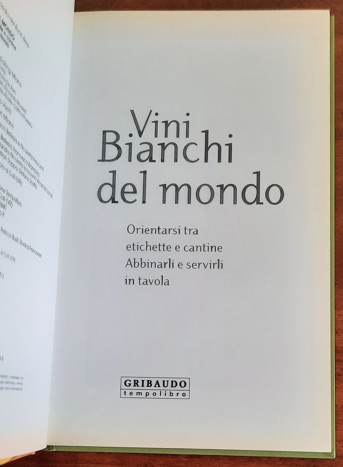 Vini bianchi del mondo. Orientarsi tra etichette e cantine, abbinarli e servirli in tavola