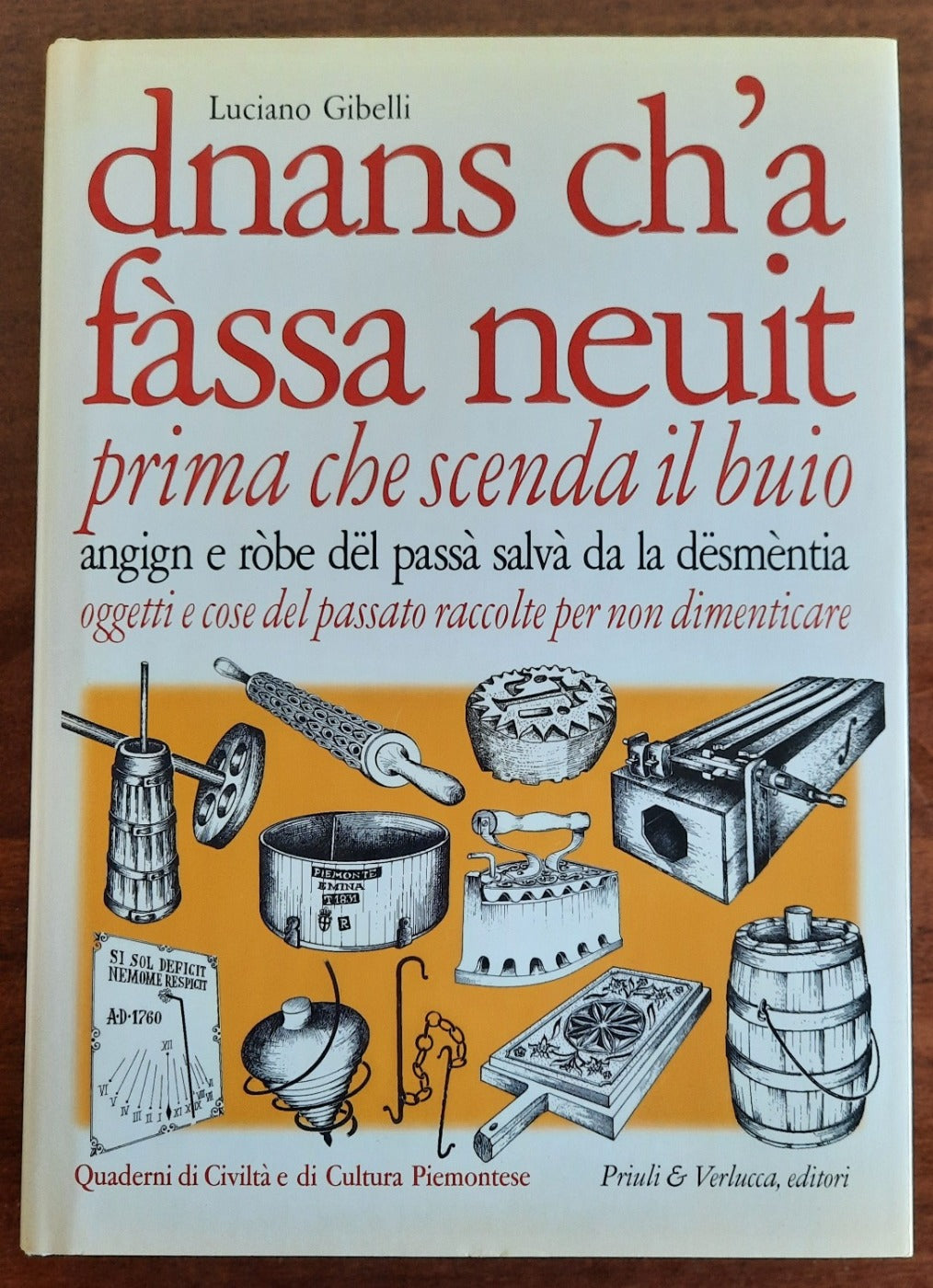 Dnans ch’a fàssa neuit: angign e ròbe dël passà salvà da la dësmèntia. Prima che scenda il buio : oggetti e cose del passato raccolte per non dimenticare - Libreria Biellese