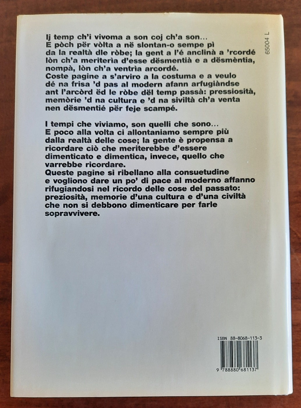 Dnans ch’a fàssa neuit: angign e ròbe dël passà salvà da la dësmèntia. Prima che scenda il buio : oggetti e cose del passato raccolte per non dimenticare - Libreria Biellese