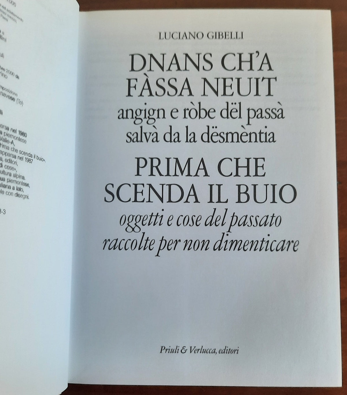 Dnans ch’a fàssa neuit: angign e ròbe dël passà salvà da la dësmèntia. Prima che scenda il buio : oggetti e cose del passato raccolte per non dimenticare - Libreria Biellese