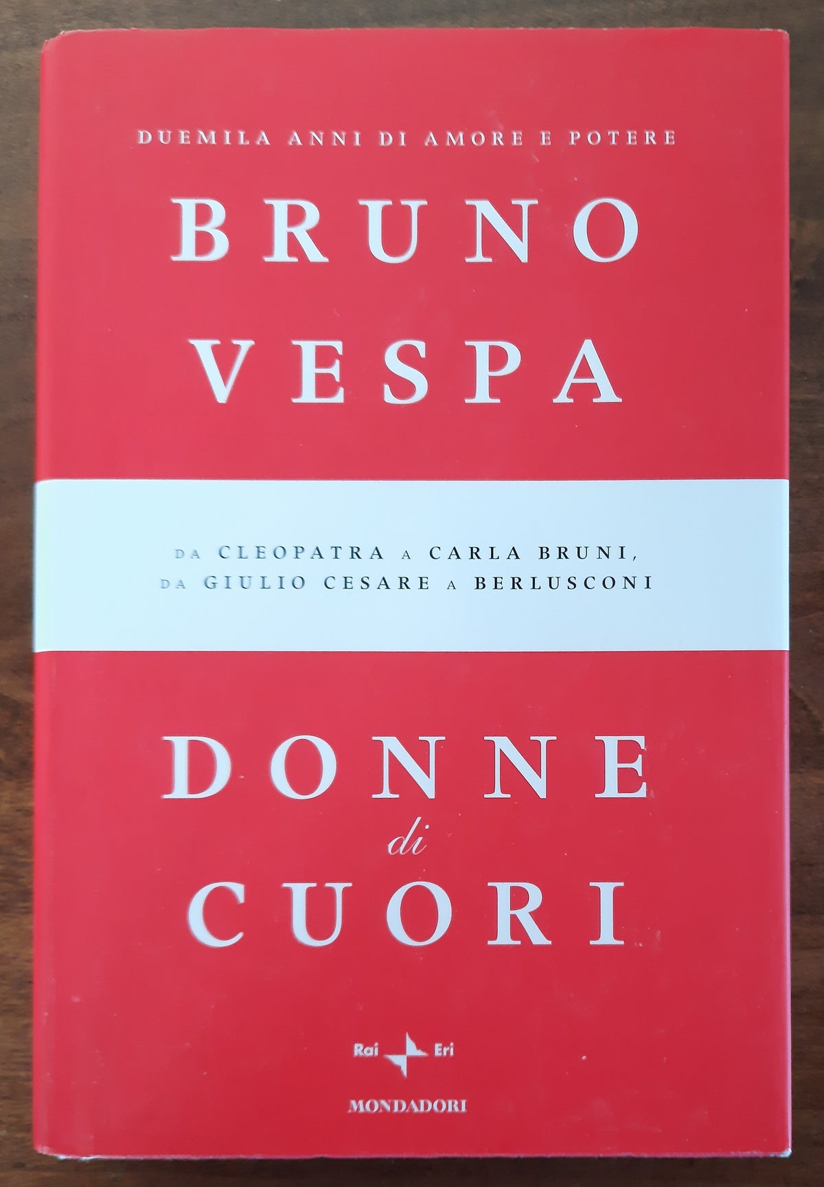 Donne di cuori. Duemila anni di amore e potere. Da Cleopatra a Carla Bruni, da Giulio Cesare a Berlusconi - Libreria Biellese