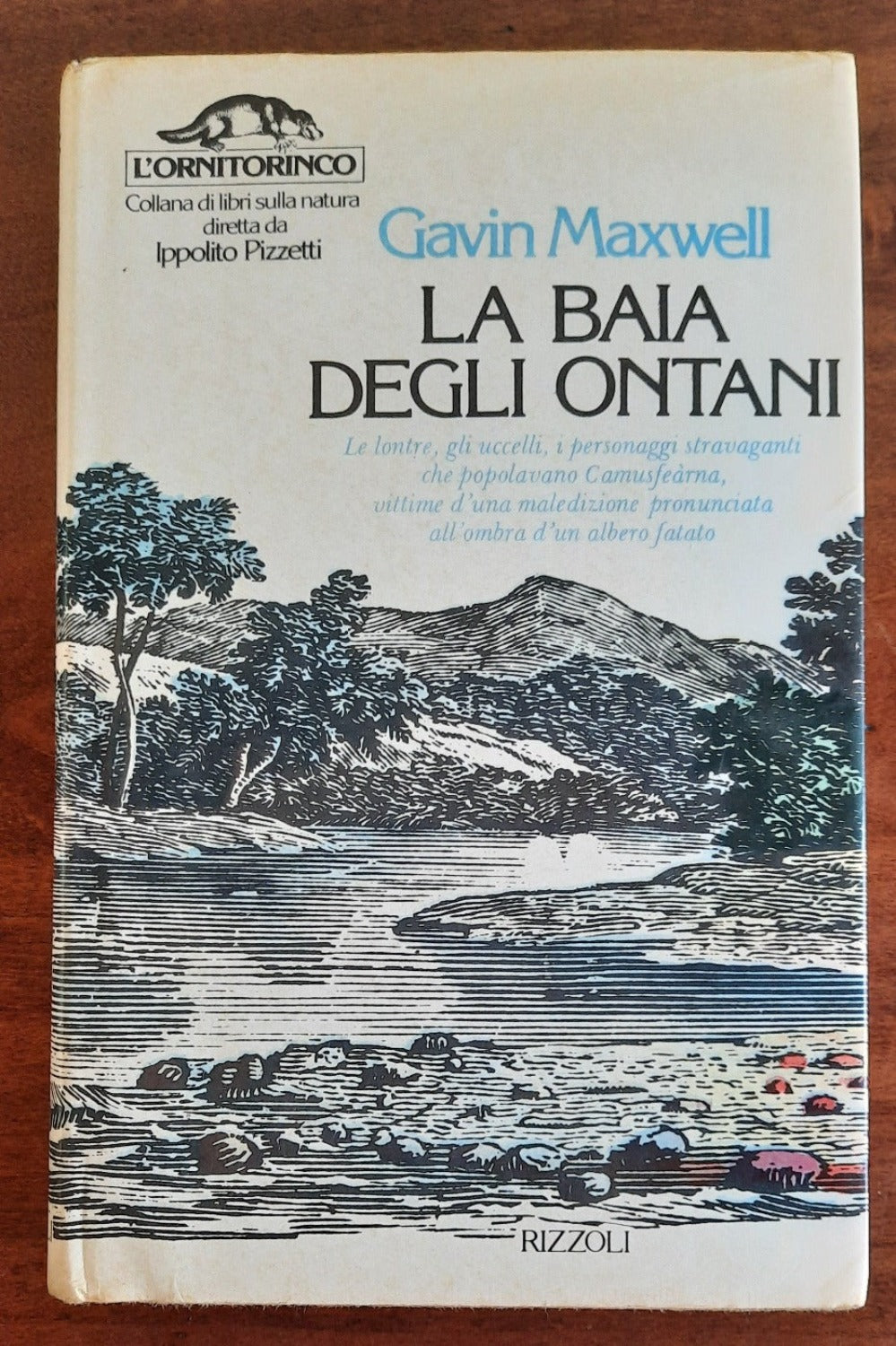 La baia degli ontani. Le lontre, gli uccelli, i personaggi che popolavano Camusfearna, vittime d’una maledizione pronunciata all’ombra d’un albero fatato - Libreria Biellese