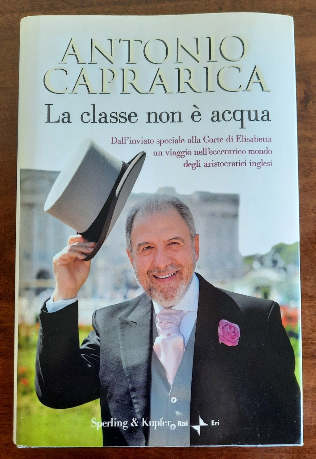 La classe non è acqua. Dall’inviato speciale alla Corte di Elisabetta un viaggio nell’eccentrico mondo degli aristocratici inglesi - Libreria Biellese