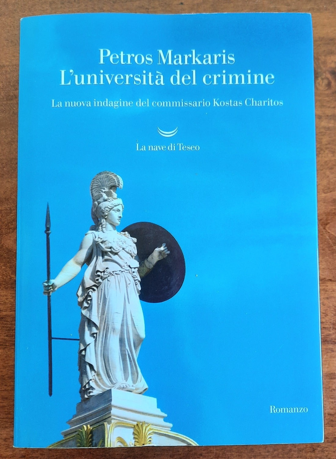 L’università del crimine. La nuova indagine del commissario Kostas Charitos - Libreria Biellese