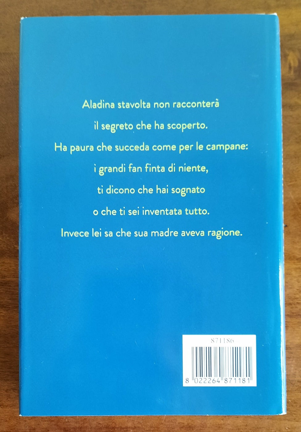 La bambina del lago. Romanzo di montagne, animali, piante e ragazzi strani - Libreria Biellese