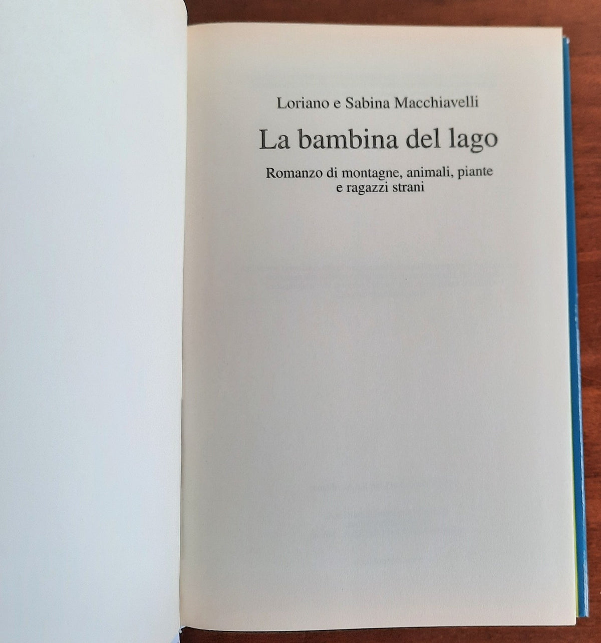 La bambina del lago. Romanzo di montagne, animali, piante e ragazzi strani - Libreria Biellese