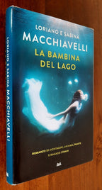 La bambina del lago. Romanzo di montagne, animali, piante e ragazzi strani - Libreria Biellese