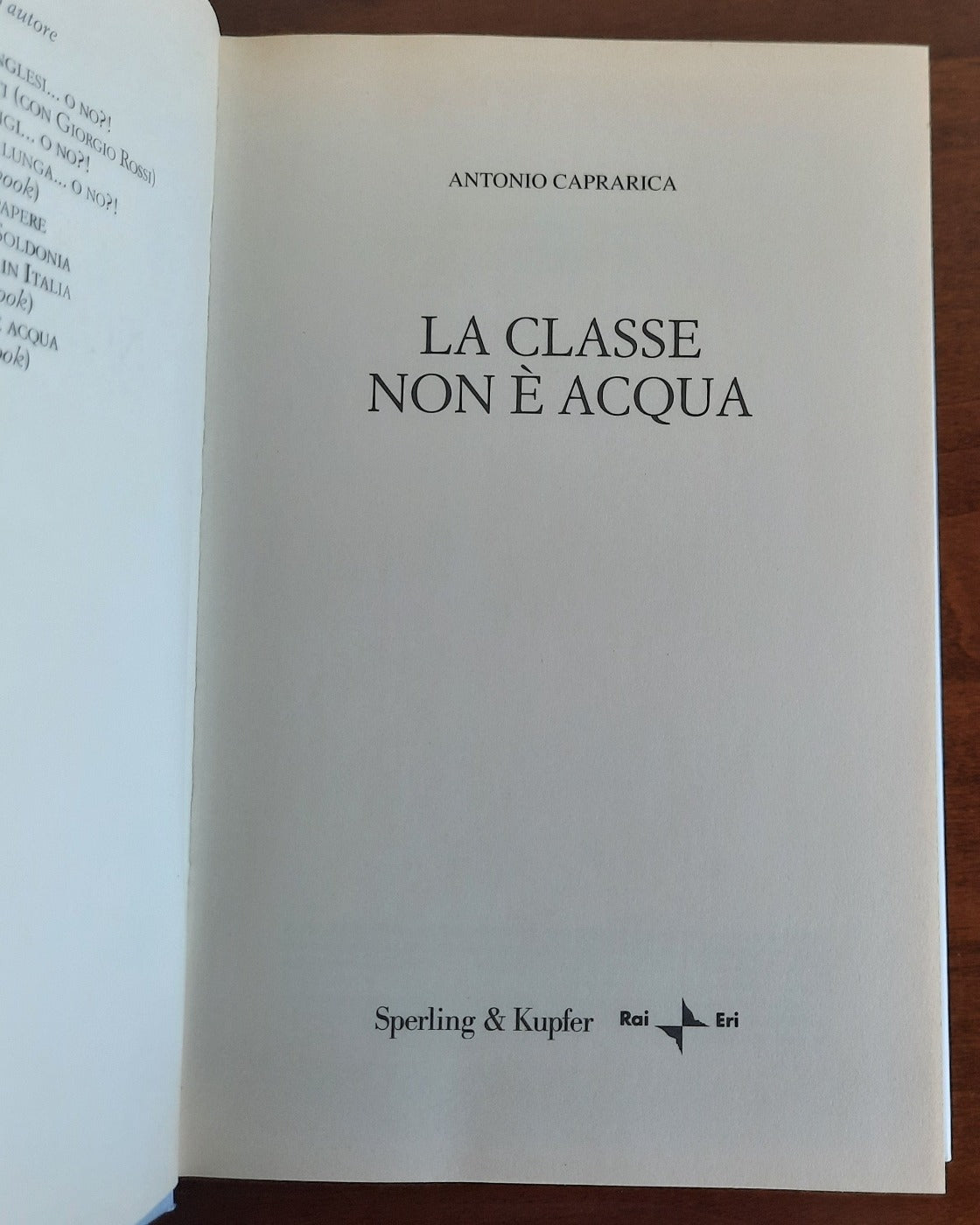 La classe non è acqua. Dall’inviato speciale alla Corte di Elisabetta un viaggio nell’eccentrico mondo degli aristocratici inglesi - Libreria Biellese
