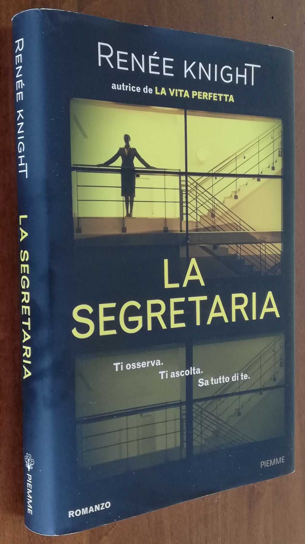La segretaria. Ti osserva Ti ascolta Sa tutto di te. - Libreria Biellese
