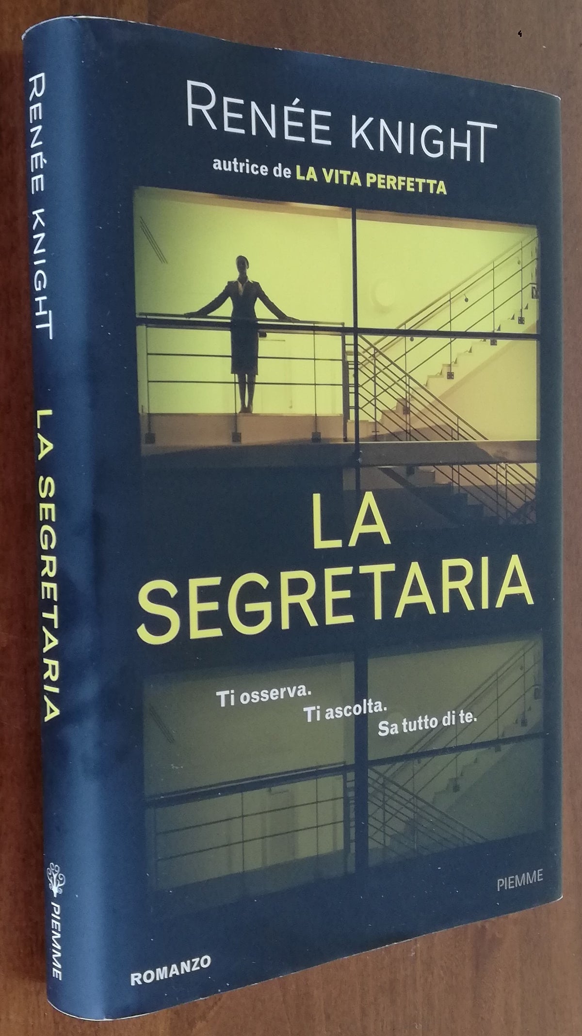 La segretaria. Ti osserva Ti ascolta Sa tutto di te. - Libreria Biellese