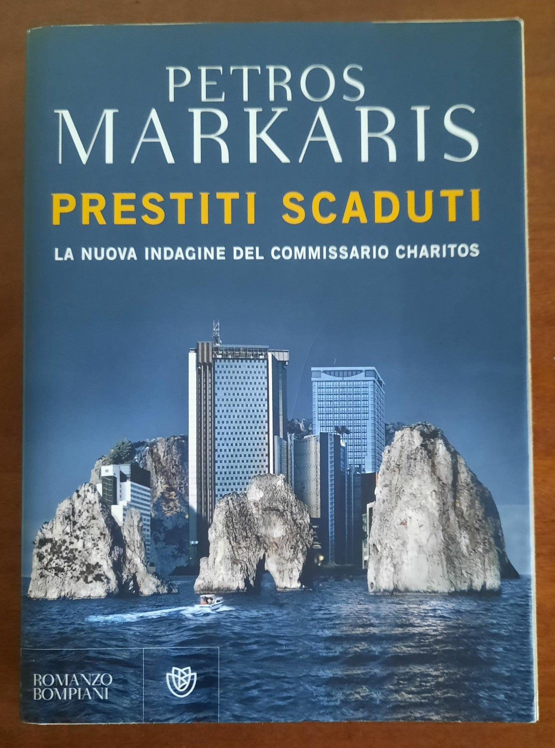Prestiti scaduti. La nuova indagine del commissario Charitos - Libreria Biellese