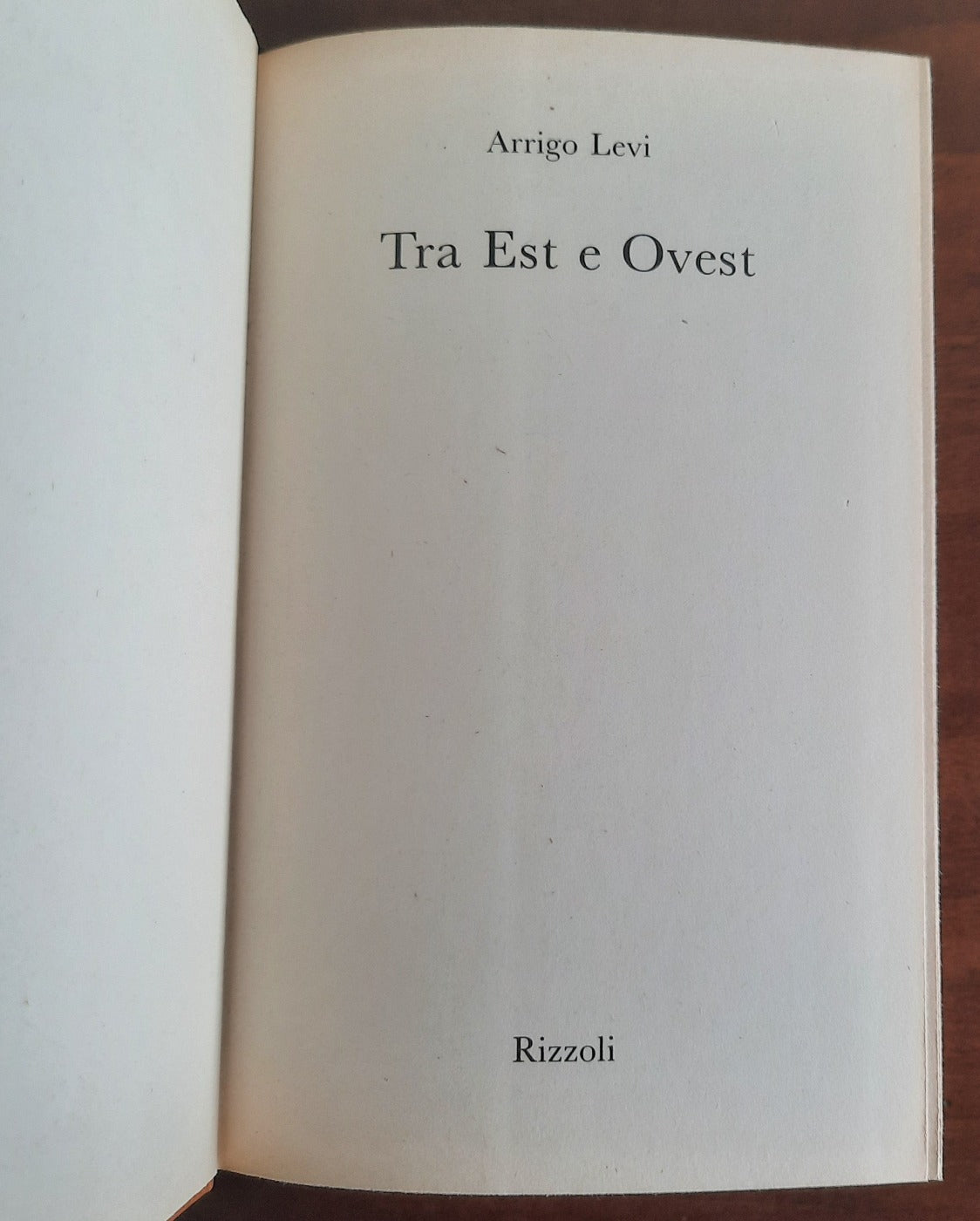 Tra est e ovest: cronache di un trentennio : 1960-1989 - Libreria Biellese